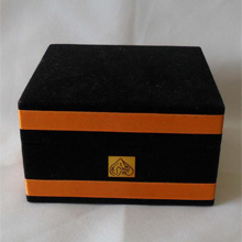 um elQura basic watch box container